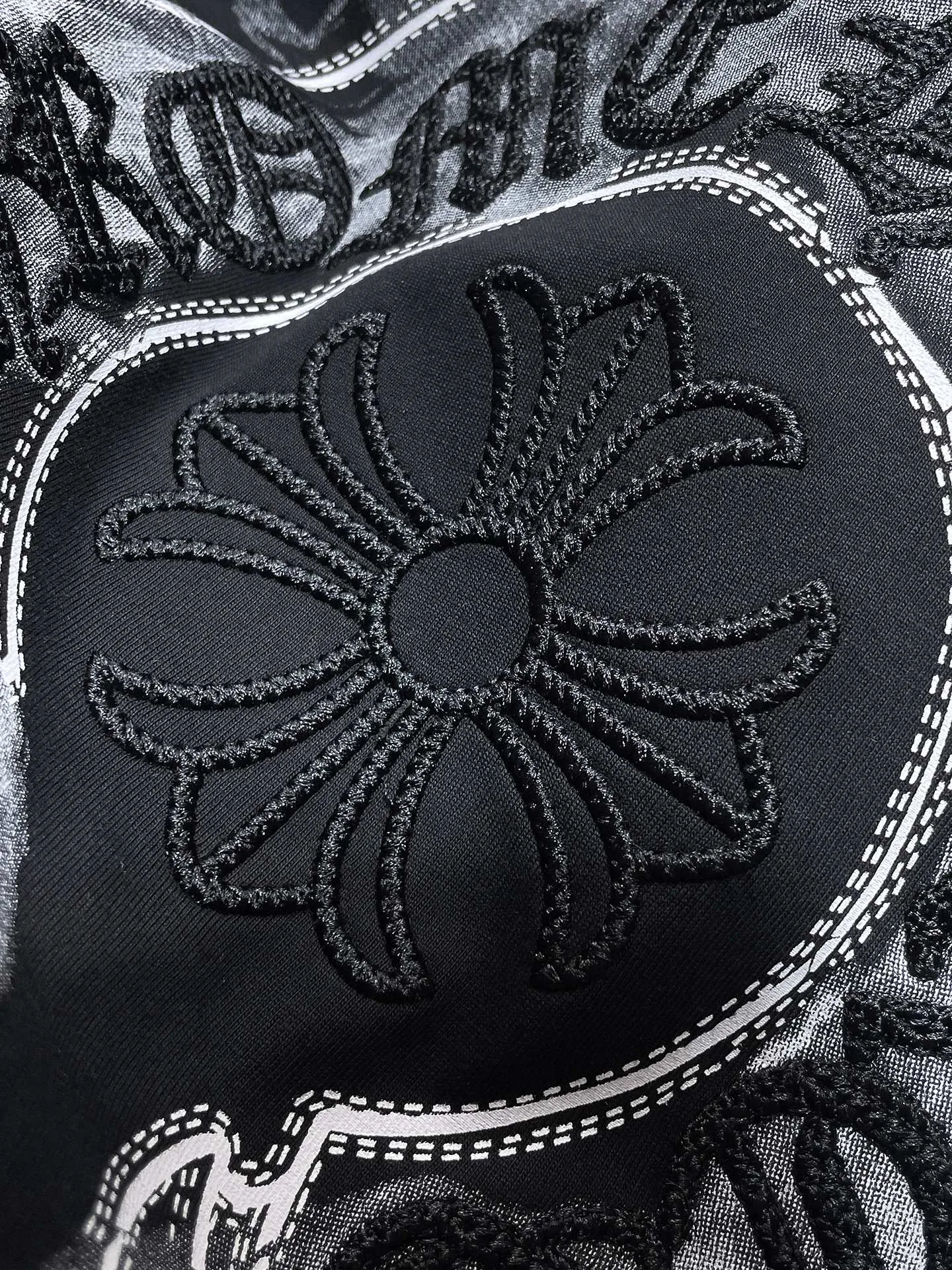 P166 New Chrome Hearts 25ss for summer. High-weight, environmentally friendly and high-quality top-grade fabric. 280g. Crocodile Sanskrit cross embroidery. Hand-painted short-sleeved. Vacuum embroidery method! Heavy embroidery! ! ! Tens of thousands of needles! ! Counter synchronization 1:1 replica version Recommended color: black white Code number: S, M, L, XL